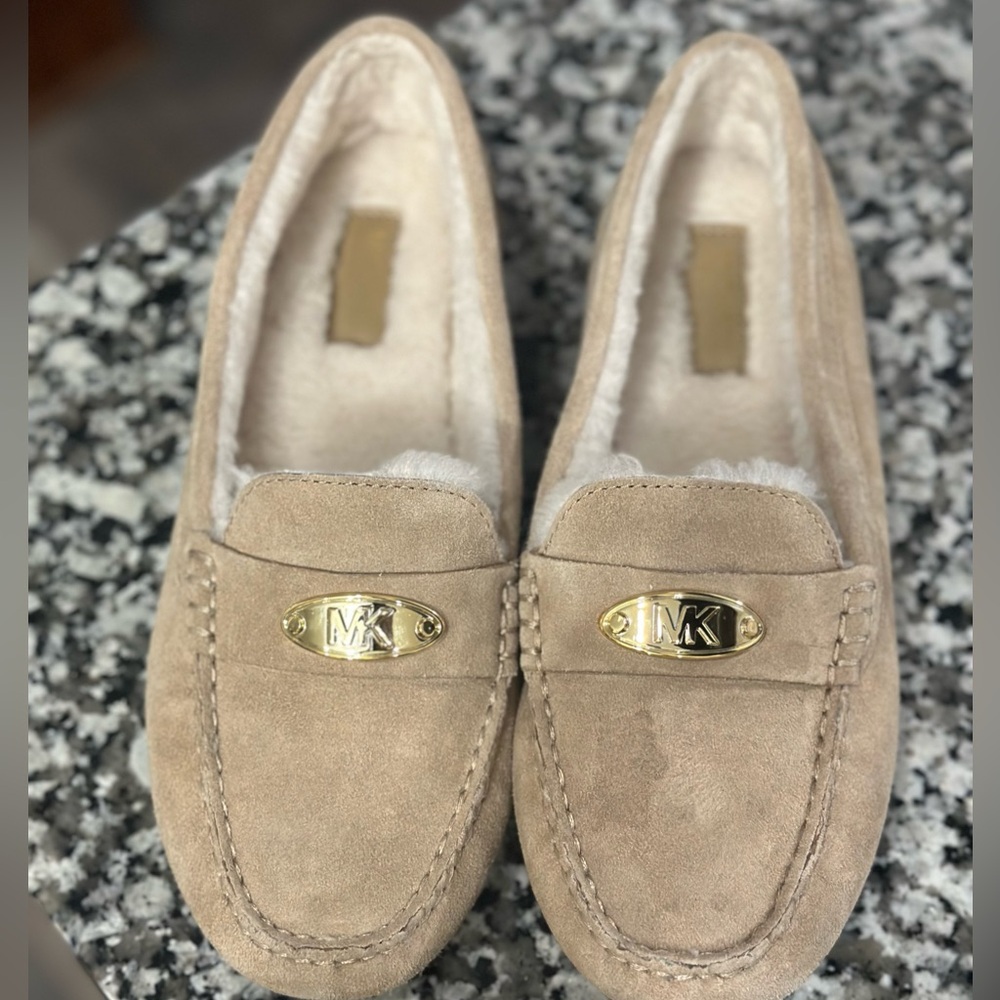 NEW Women’s Michael Kors suedeflats loafers. Sz 8 . Tan Fur lined